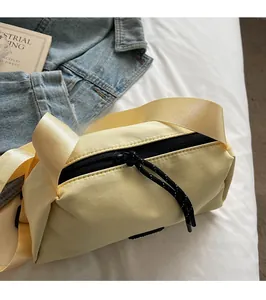 Gros plan sur la fermeture éclair noire et le tissu ripstop jaune de la sacoche bandoulière