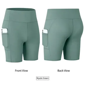 Voor- en achteraanzicht van de high-waist yogashort in mystiek groen met zijzakken voor telefoon