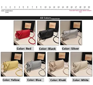 Vue détaillée de mini sacs besace en sept couleurs avec bandoulière tressée et breloque
