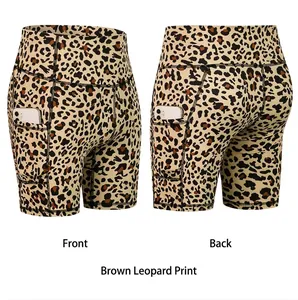 Detail van de high-waist biker shorts met luipaardprint en handige zijzakken