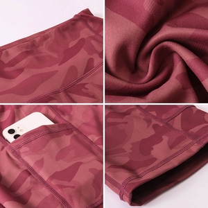 Detailweergaven van de camouflage yoga shorts met zijzakken en platte naden
