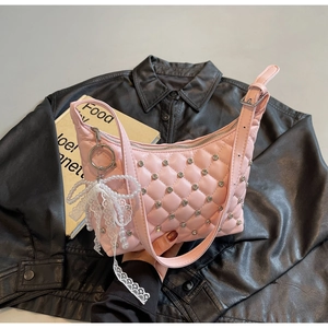 Sac à bandoulière rose matelassé avec clous argentés, dentelle et pendentif perle