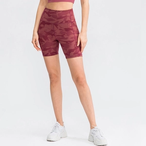 Dames yoga shorts met hoge taille en zakken in een donkerrood camouflagepatroon
