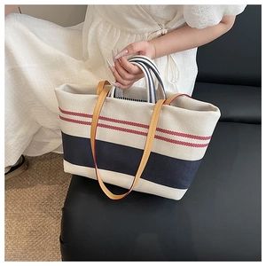 Detailansicht der Canvas-Tasche mit Seemannsstreifen und hochwertigen Leder-Schultergurten