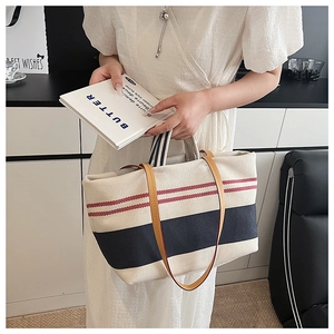 Detailansicht der gestreiften Canvas-Tasche mit Doppelriemen und markantem Farbblock