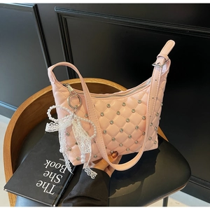 Sac à bandoulière rose matelassé avec strass et un charmant nœud en dentelle et perles