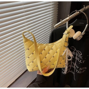 Vue détaillée du sac à bandoulière en similicuir jaune matelassé avec clous en cristal