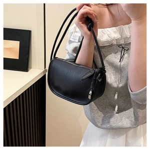 Détail du sac à main noir en cuir grainé avec d'élégantes bandoulières à double corde