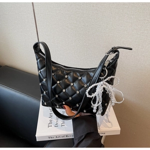 Sac bandoulière matelassé noir avec strass argentés et pendentif nœud en dentelle perle