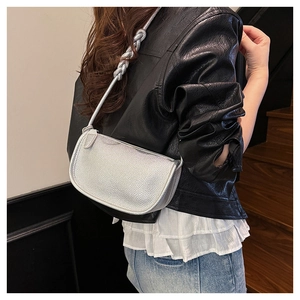Gros plan du sac demi-lune argenté avec cuir texturé et détail de bandoulière nouée