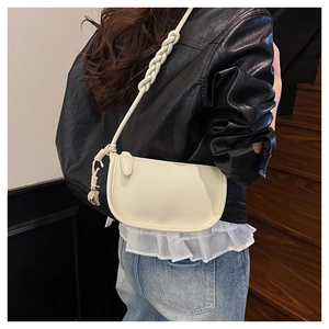 Détail du sac selle blanc en cuir grainé avec bandoulière épaisse en corde nouée