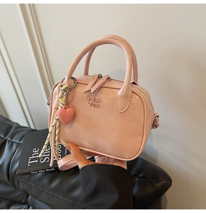 Sac à main rose avec gaufrage PAN TOR, breloque cœur et ruban rayé décoratif