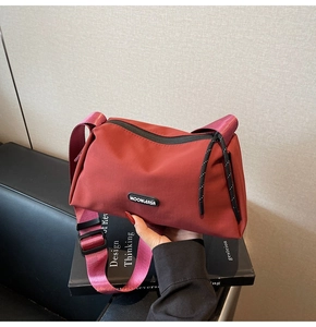 Détails du tissu en nylon imperméable bordeaux et de l'étiquette du logo Moonlersa
