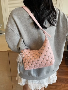 Sac bandoulière rose matelassé avec strass et breloque en perles en décor intérieur