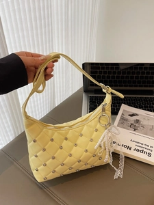 Sac bandoulière jaune matelassé avec strass et nœud en dentelle perlée au décor élégant