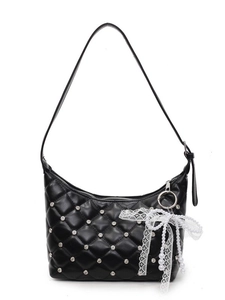 Sac à bandoulière en cuir matelassé noir avec clous argentés et nœud en perles