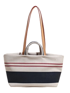 Minimalistische gestreifte Canvas-Tasche mit rot-weiß-blauen Mustern und braunem Gurt