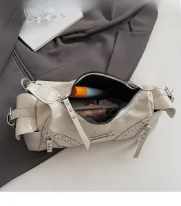 Intérieur spacieux du sac moto punk blanc cassé montrant le rangement du téléphone et du portefeuille
