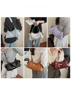 Collage de sacs hobo à clous métalliques et bandoulières en chaîne en six coloris