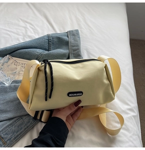 Détail du sac bandoulière jaune crème avec large sangle et logo MOONLEASA brodé