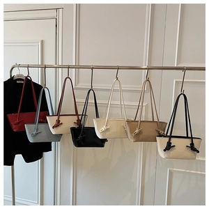 Plusieurs coloris de sacs cabas de bureau avec détails de poignées nouées minimalistes