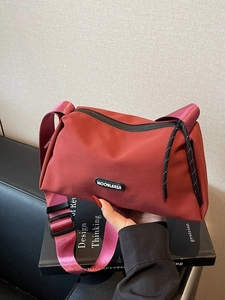 Sac Bandoulière Large pour Femmes Sac Oreiller en Tissu à la Mode Grande Capacité Sac à Épaule de Banlieue Sacoche Décontractée Polyvalente