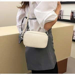 Dettaglio della borsa a tracolla in pelle martellata bianco crema con zip in argento