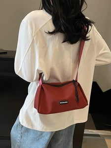 Sac bandoulière bordeaux polyvalent avec large sangle pour un usage quotidien élégant