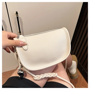 Détail du sac selle blanc en cuir grainé avec bandoulière en corde tressée et zip