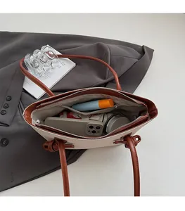 Vue détaillée de l'intérieur spacieux avec poche zippée d'un grand sac cabas en toile