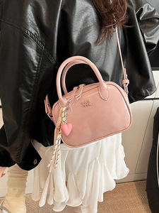 Petit sac à main rose en similicuir verni avec logo en relief et pendentif coeur