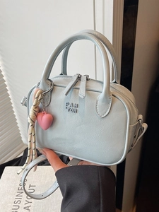 Sac à main carré bleu clair avec pendentif cœur rose et décoration en corde tressée