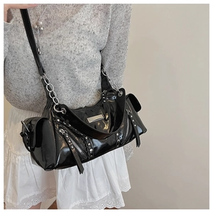 Détail du sac à bandoulière punk noir brillant avec chaînes et rivets métalliques
