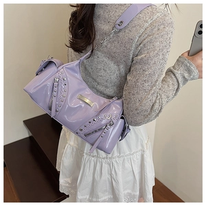 Sac à épaule violet brillant style Y2K avec clous argentés et détails de chaîne