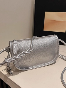 Sac Bandoulière Selle Femme en Cuir PU Motif Lychee Bandoulière Tressée Pendentif Cœur en Métal Petit Sac à Épaule Polyvalent