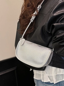 Sac demi-lune argenté avec bandoulière tissée et texture grainée pour femme