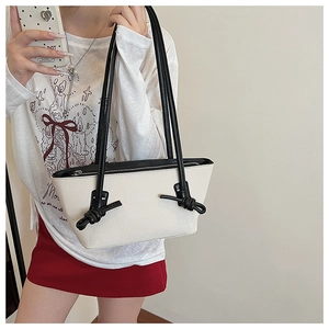Gros plan sur le sac fourre-tout avec poignée à nœud décoratif et bandoulière cuir