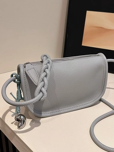 Sacoche selle en cuir grainé gris clair avec poignée tressée et pendentif coeur