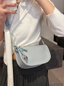 Sac selle chic en cuir bleu clair avec bandoulière tressée et breloque métallique