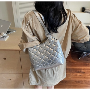 Nahaufnahme der silbernen Stepptasche mit Sternemblem und modernen Metallnieten-Details