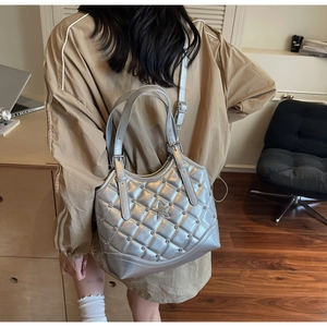 Detail der silbernen Stepptasche mit Metallic-Finish und Stern-Nieten-Dekoration