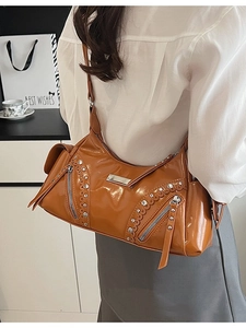 Sac à bandoulière vintage caramel avec finition cirée brillante et clous argentés