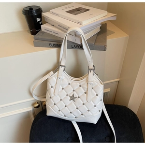 Detailansicht der gesteppten weißen Kunstledertasche mit Nieten und Strass-Stern-Dekor