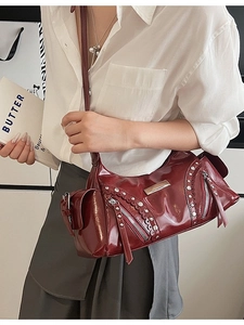 Sac fourre-tout en cuir verni rouge foncé avec clous et poches multifonctionnelles
