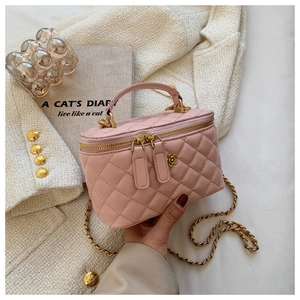 Mini bolso caja acolchado rosa con colgante de flor dorada y correa de cadena