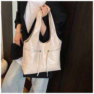Détail du sac cabas blanc crème avec fermetures éclair argentées et longues franges