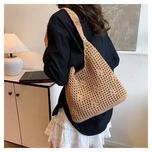Close-up of the woven mesh texture and khaki hollow structure of this tote bag