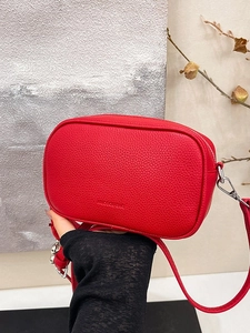 Borsa a tracolla in pelle martellata rossa con dettagli argento e forma rettangolare