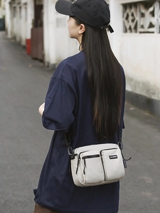 Sac bandoulière polyvalent blanc cassé avec poches multiples et bandoulière
