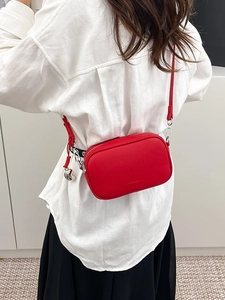 Elegante borsa a tracolla rossa in pelle con ciondolo a cuore e cinturino regolabile